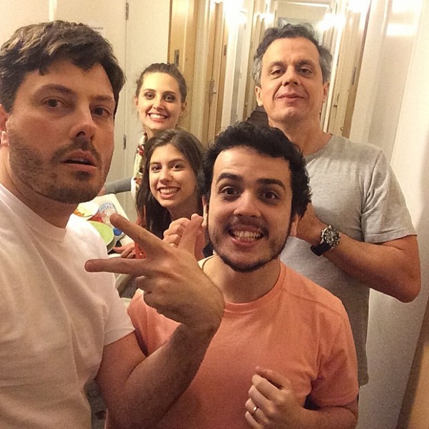 Danilo Gentili ao lado de elenco e equipe da série "Politicamente Incorrero"