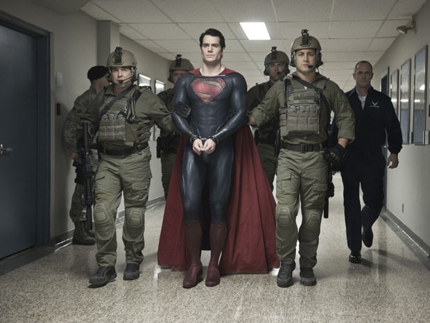 Superman (Henry Cavill) em cena de 'O homem de aço' (Foto: Divulgação)