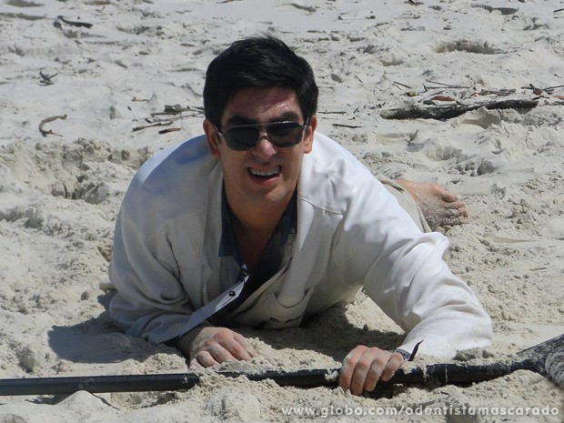 Marcelo Adnet engana durante gravação de stand-up paddle (Foto: O Dentista Mascarado / TV Globo)