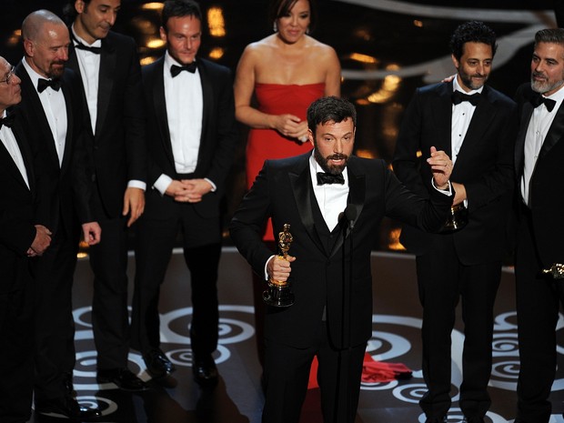 Ao lado da equipe de 'Argo', Ben Affleck agradece o Oscar de Melhor Filme (Foto: AFP PHOTO/Robyn Beck)