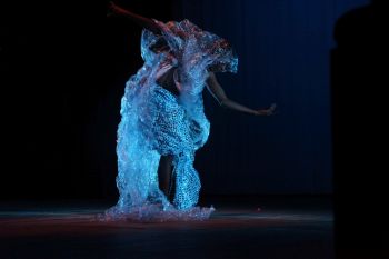 Bailarino no palco envolto em plástico bolha