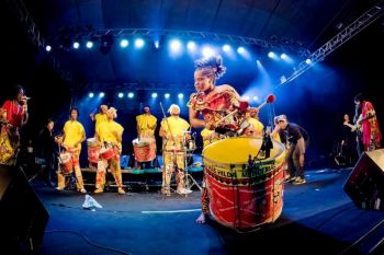 Bloco Afro Ilê Aiyê no palco