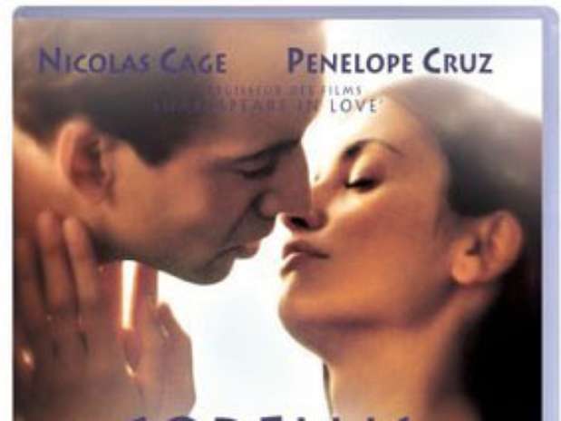 Em O Capitão Corelli (2001), Cage, por algum motivo que a maioria dos homens não saberia explicar, parece não estar muito motivado a beijar Penelope Cruz. Sem nem colocar a mão na moça, ele se inclina, mas parece que não vai passar de um selinho  Foto: Divulgação