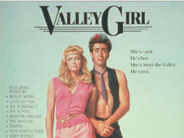 A aparência é outra barreira em Valley Girl (1983). Cage deveria ser um punk, mas aparece com o cabelo cor de rosa, barriga de fora e gravata roxa, além de um olhar inexpressivo  Foto: Divulgação