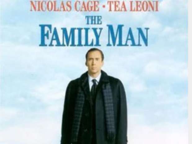 Um Homem de Família (2000) peca pela falta de elementos na arte do filme. Na imagem, Cage e suas compras ficam entre a cidade e o subúrbio  Foto: Divulgação